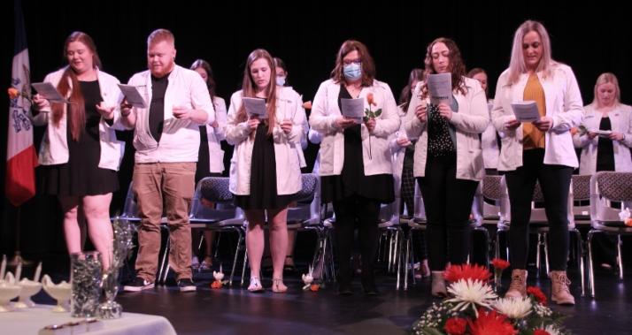 护理专业的学生在颁奖典礼上背诵弗洛伦斯·南丁格尔誓言